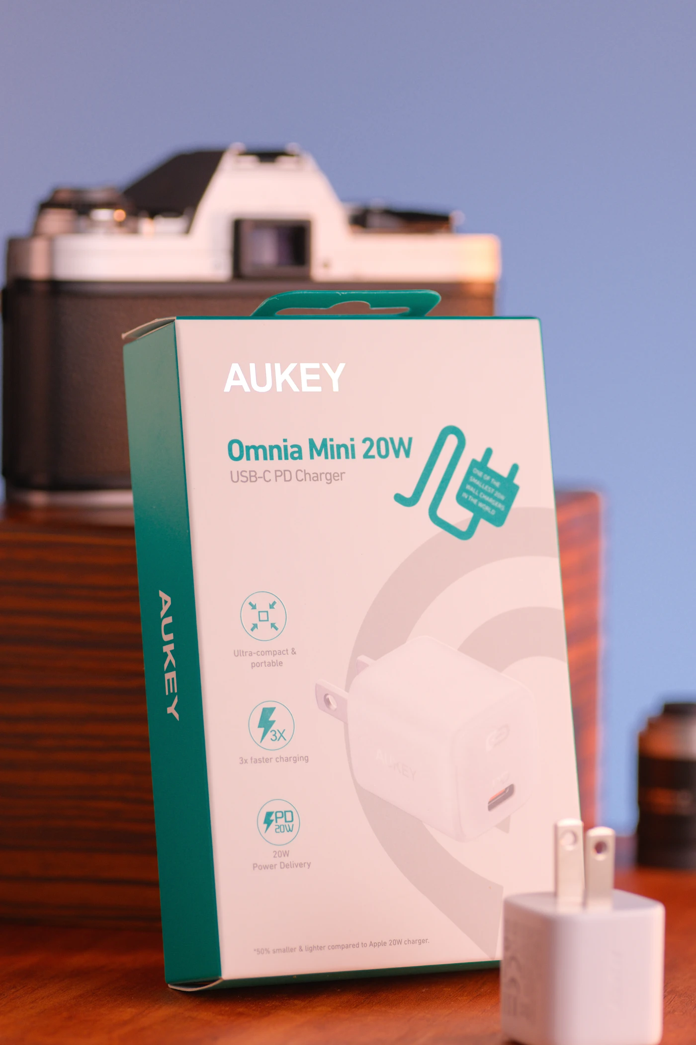 Aukey omnia mini 20w usb-c charger with camera